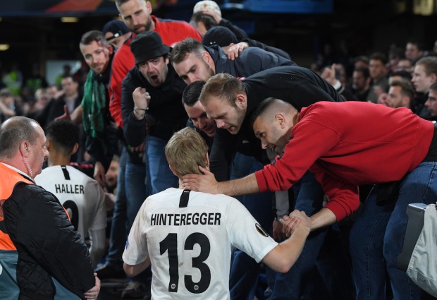 Trost bei den Fans | Credit: Arne Dedert / dpa / picturedesk.com