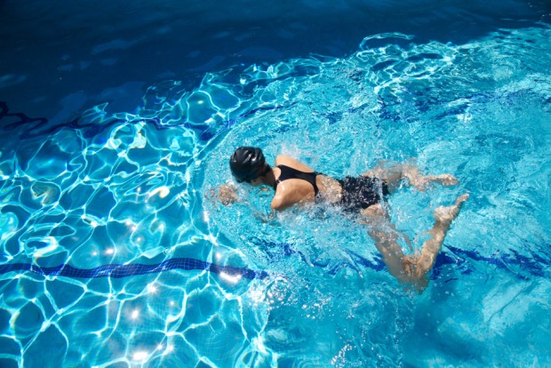 Beim Brustschwimmen muss viel Kraft aufgewendet werden | Credit: iStock.com/quintanilla