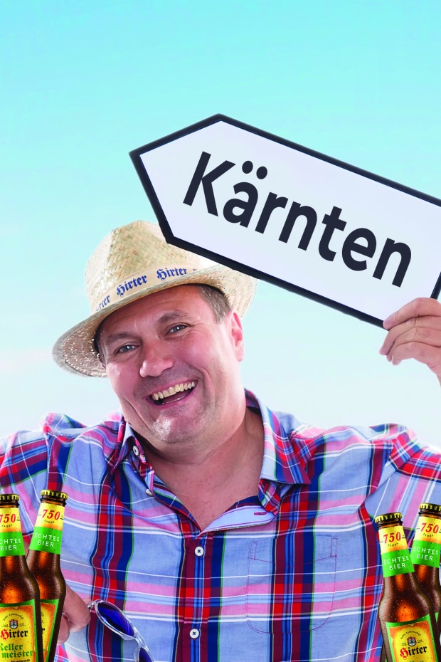 Mario Donner, der Marketingleiter der Privatbrauerei Hirt, mit einem Kärntenschild in der Hand