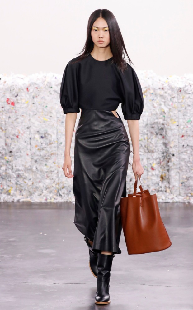 Midi-Rock aus schwarzem Leder von Gabriela Hearst | Credit: Anthea Simms / Camera Press / picturedesk.com