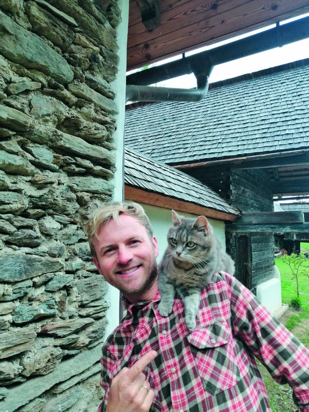 Willi Gabalier und seine Katze.