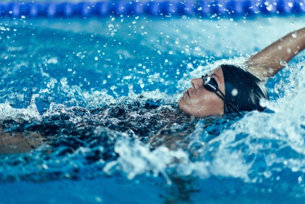 Dem Kraulschwimmen ähnlich - das Rückenschwimmen | Credit: iStock.com/microgen