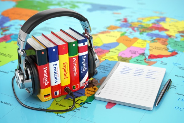 Grundausstattung jedes Sprachstudenten - Wörterbücher | Credit: iStock.com/Bet_Noire
