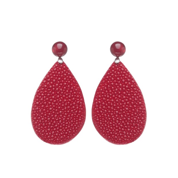 Rote Ohrringe in Tropfenform