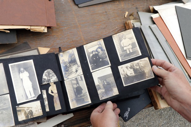 Fotoalbum mit bereits vergilbten Familienfotos
