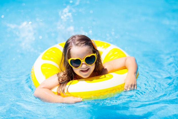 Mädchen plantscht im Pool