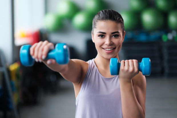 Frau trainiert im Fitnesscenter