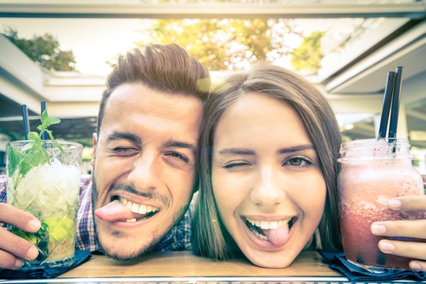 Mann und Frau haben Spaß in einer Coctailbar