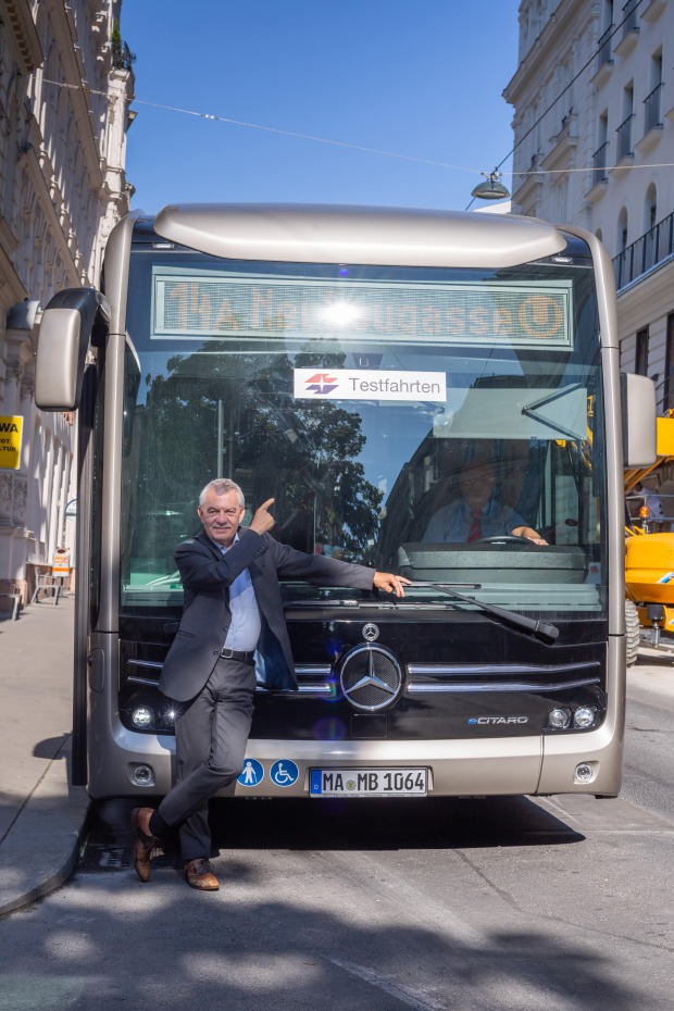Wiener-Linien-Geschäftsführer Günter Steinbauer vor neuem Bus