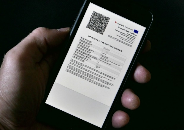 Smartphone mit digitalem Impfzertifikat