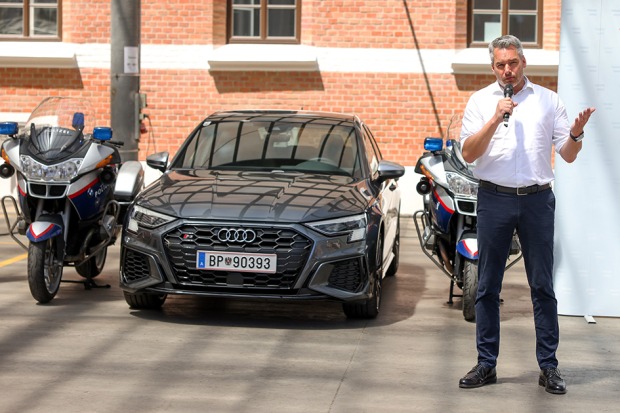 Karl Nehammer vor einem der neu angeschafften Polizeiautos