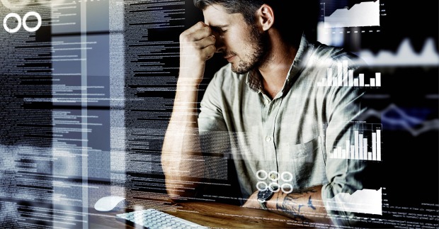 überforderter Mann vor Computerbildschirm