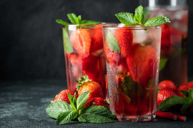 Zwei Gläser mit Erdbeer-Mojito