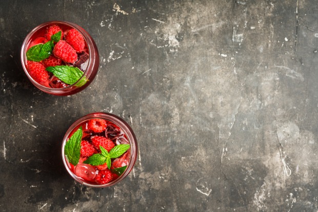 2 Gläser mit Himbeer-Gin-Mix von oben