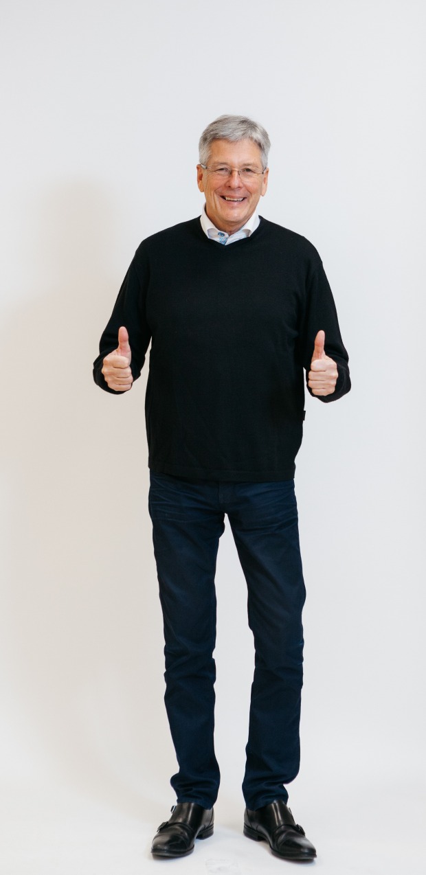 Landeshauptmann Peter Kaiser in sportlicher Pose mit zwei Daumen nach oben