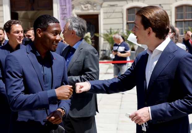 Fußballspieler David Alaba und Bundeskanzler Kurz beim Corona-bedingten Faust-Gruß
