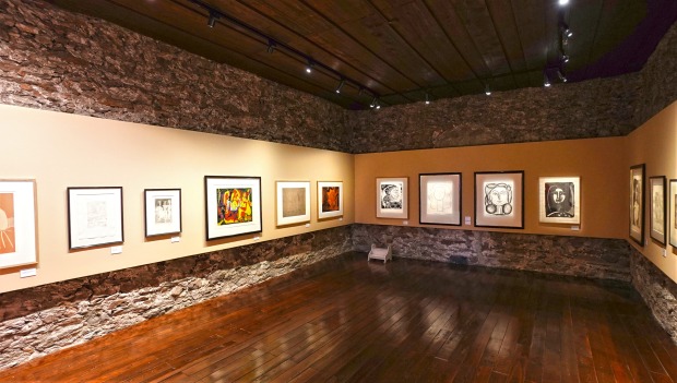 Ein Ausstellungsraum im architektonisch mittelalterlichen Stil mit Werken Pablo Picasso's