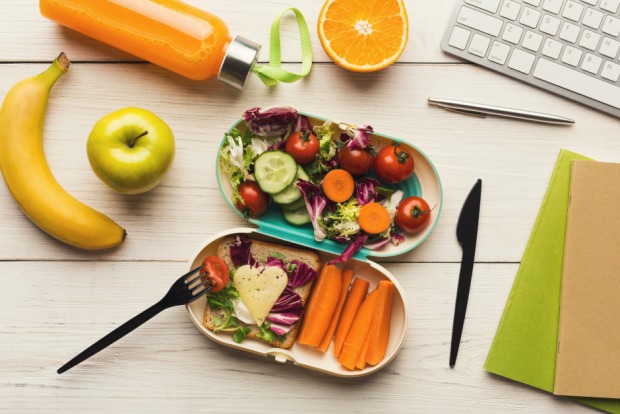 Salate - ideale Nährstofflieferanten für zwischendurch | Credit: iStock.com/Prostock-Studio