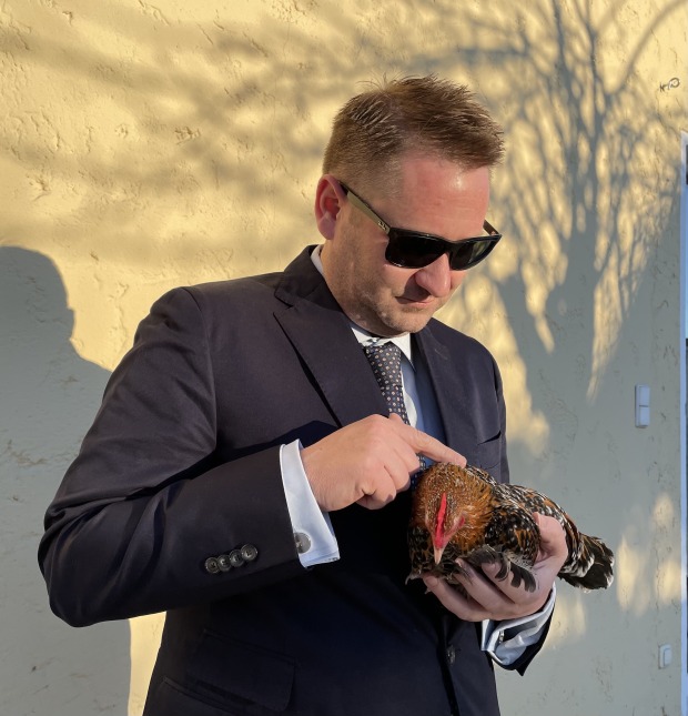 Wolfgang Mayer mit einem seiner "Hühner" | Credit: Wolfgang Mayer