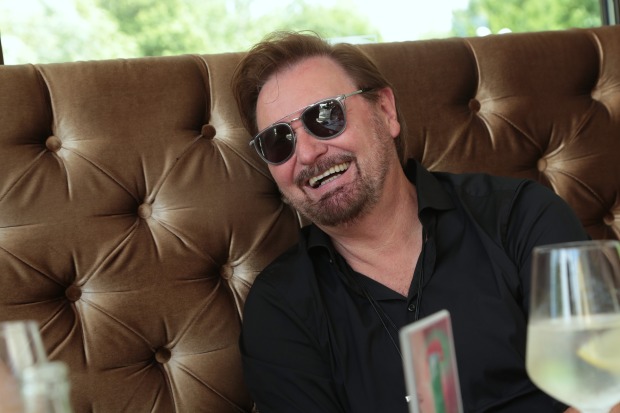 Nik P. mit Sonnenbrille auf einem Lounge-Sofa in der Gig Bar in Klagenfurt