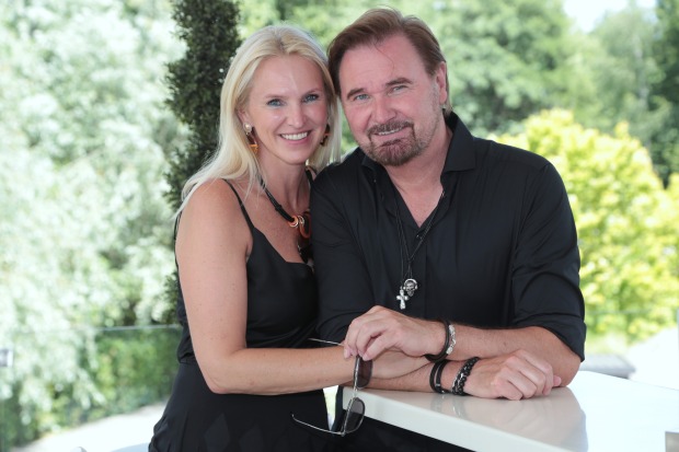 Nik P. mit seiner Lebensgefährtin Karin Candussi auf der Terrasse der Gig Bar in Klagenfurt