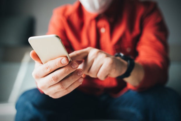 Mann sucht etwas auf dem Handy