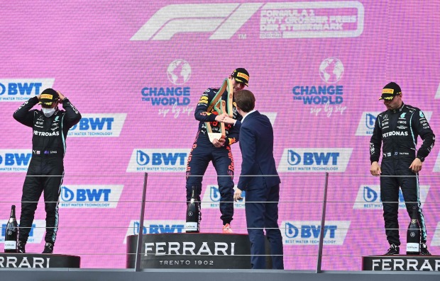 Kanzler Kurz gratuliert Max Verstappen zum Sieg.