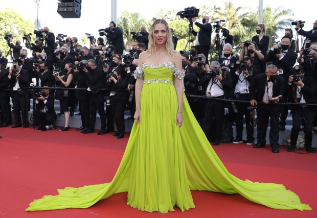 Bloggerin Chiara Ferragni in einem gelben Kleid