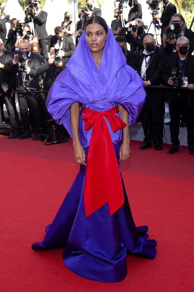 Model Tina Kunakey am Roten Teppich