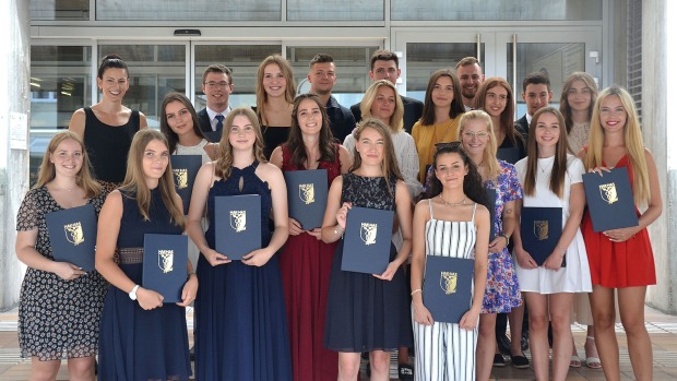 Maturanten der 5AK HAK KLASSIK strahlen