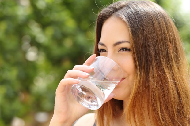 Frau trinkt ein Glas Wasser