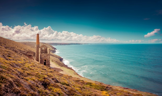 Drehort der beliebten Serie "Poldark" - die stillgelegten Minen an Cornwalls Küste | Credit: iStock.com/Snowshill