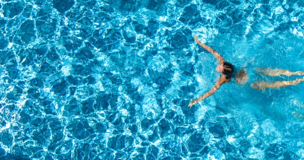 Herrlich! Abkühlung im kühlen Nass an heißen Sommertagen | Credit: iStock.com/JaySi