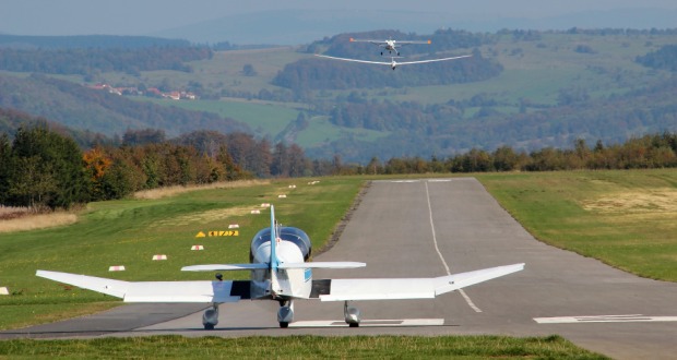 Kleinmotoriges Flugzeug vor Start | Credit: iStock.com/Leo Malsam