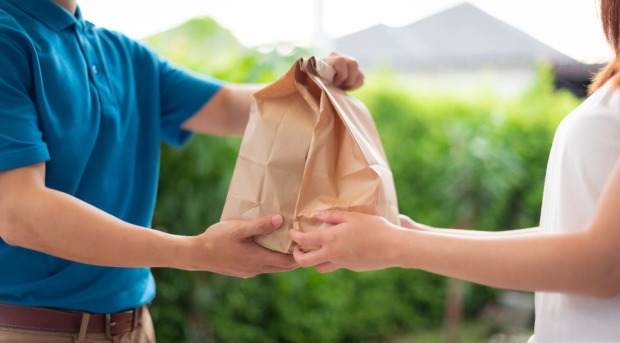 Essenszustellung per Bote | Credit: iStock.com/Worayuth Kamonsuwan