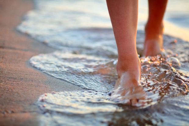 Mit den Füßen im Meerwasser | Credit: iStock.com/alexandrshevchenko