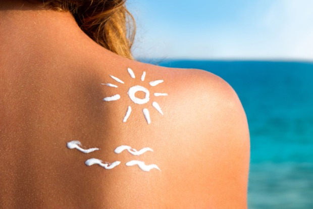 Bei längeren Sonnenbädern sollte der Sonnenschutz zwischendurch immer wieder erneuert werden | Credit: iStock.com/CherriesJD