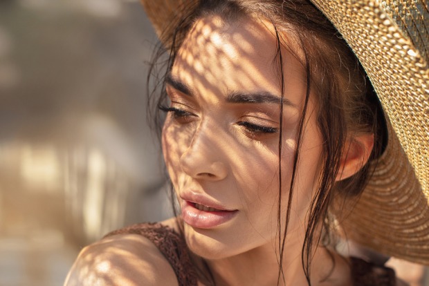 Vor allem in der Mittagszeit sollte man die pralle Sonne meiden | Credit: iStock.com/NeonShot