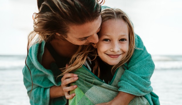 Mutter und Tochter gemeinsam am Strand | Credit: iStock.com/jacoblund