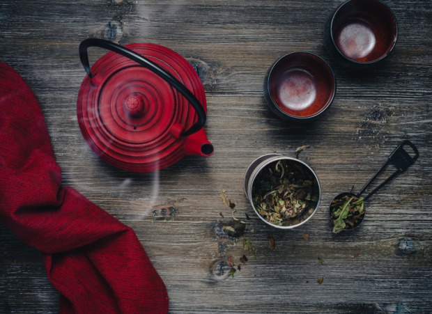 Rotes Teeservice aus Asien | Credit: iStock.com/nadiasphoto
