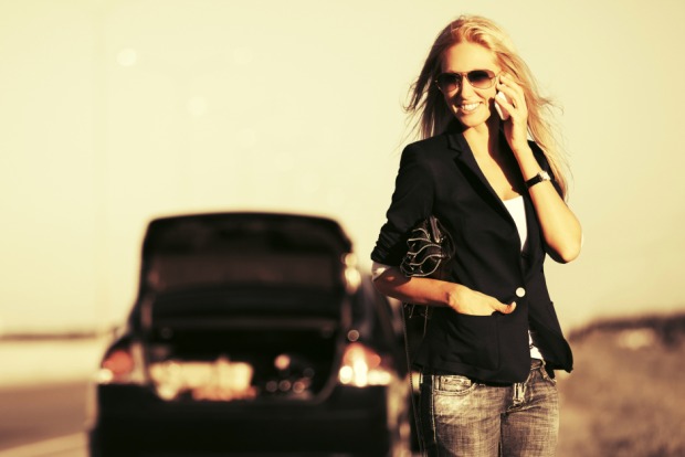 Frau in Jeans und Blazer | Credit: iStock.com/a-wrangler