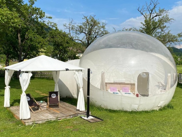 Sterneschauen im Bubble-Zelt | Credit: Booking via Holidu