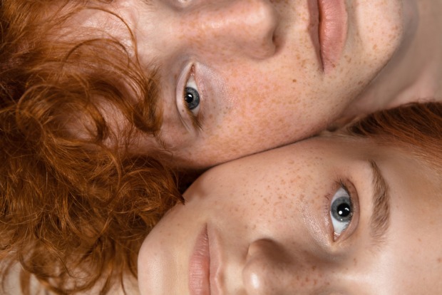 Rothaariger Mann und rothaarige Frau im Porträt | Credit: iStock.com/master1305