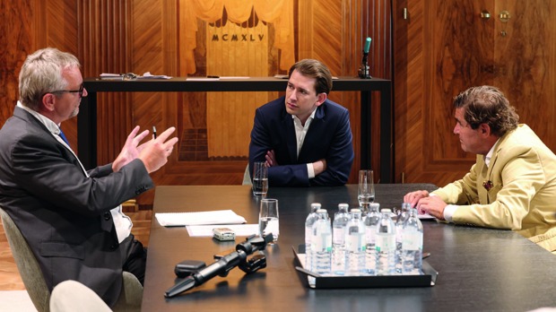 Die Weekend-Chefredakteure Robert Eichenauer und  Hans Huber im Gespräch mit Bundeskanzler Sebastian Kurz.