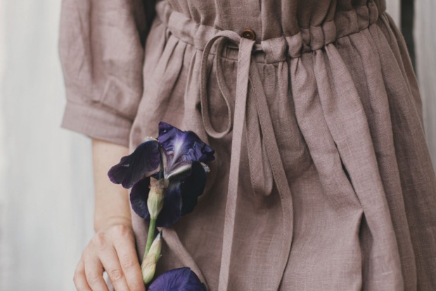 Frau im Leinenkleid mit gezogenen Taillengürtel | Credit: iStock.com/Bogdan Kurylo