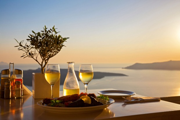Romantisches Dinner mit Blick auf das Meer | Credit: iStock.com/Santorines