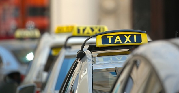 Fahrzeuge am Taxistand | Credit: iStock.com/Gudella