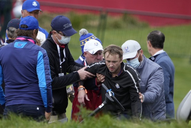 Gestützt schaffte es Tom Felton zu seinem Golfwagen.