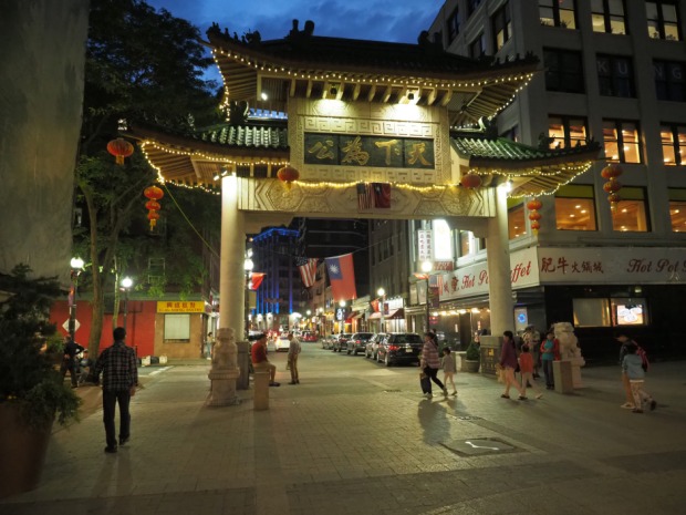Chinatown Gateway in Boston bei Nacht | Credit: iStock.com/Alexandre Tziripouloff