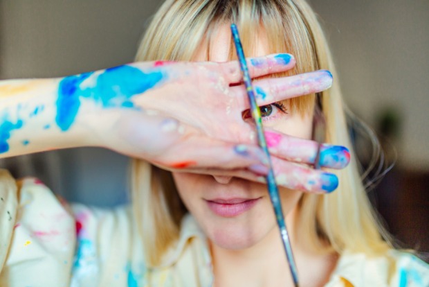 Frau mit farbverschmierten Händen | Credit: iStock.com/Ivan Pantic